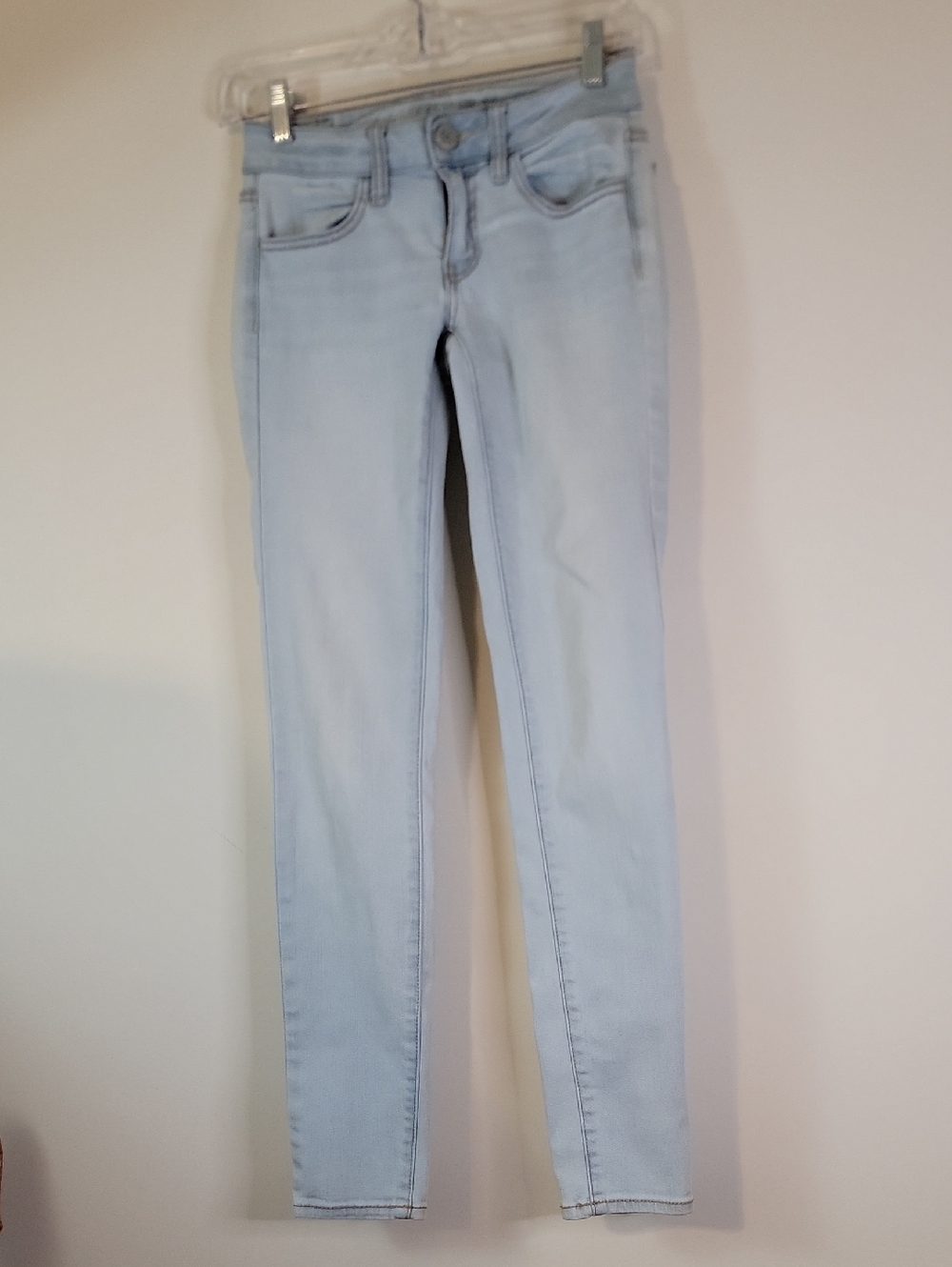 American Eagle Light Wash Women’s Skinny Jeans - Classic Slim Fit
